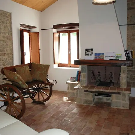 Hébergement de vacances Quaint Farmhouse In Barchi With Garden, Bbq, Fireplace SantʼIppolito