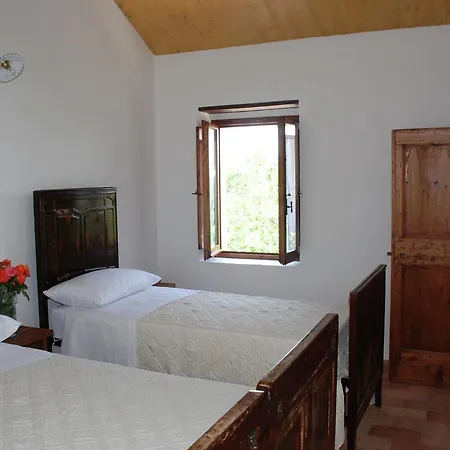 Hébergement de vacances Quaint Farmhouse In Barchi With Garden, Bbq, Fireplace SantʼIppolito